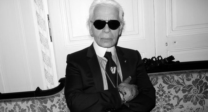 Karl Lagerfeld posando para una fotografía 