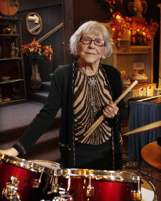 Viola Smith mujer de 106 años que sigue tocando la batería 