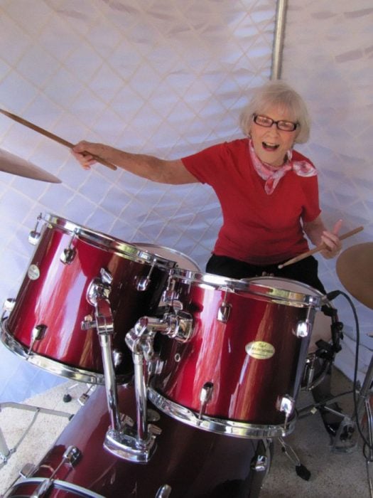 Viola Smith mujer de 106 años que sigue tocando la batería 