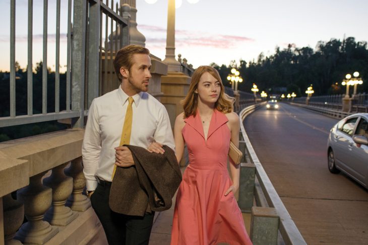 pareja caminando tomados de la mano 