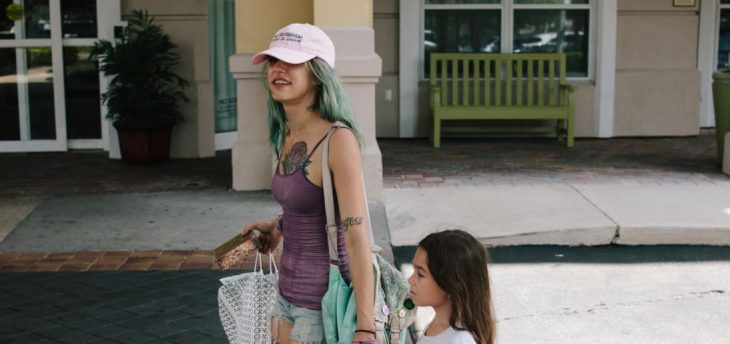 mamá e hija caminando por la acera