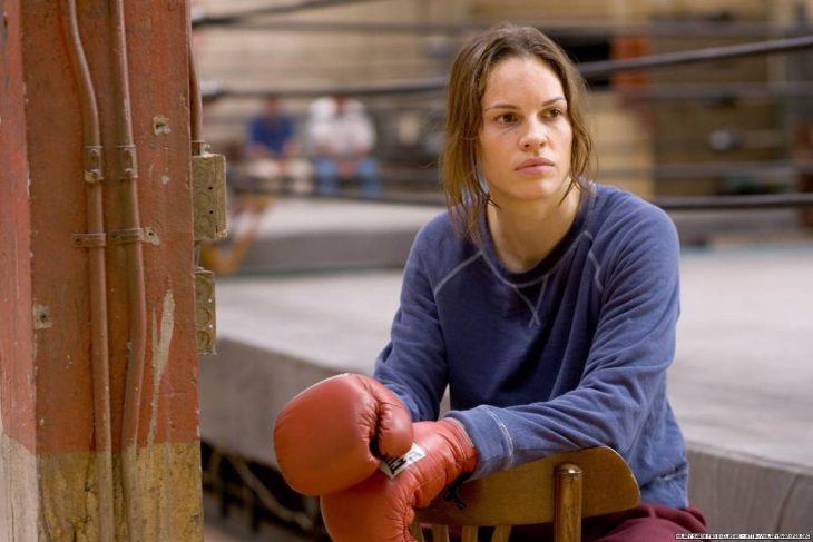 chica entrenando box 