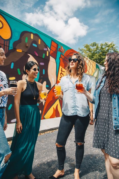 grupo de amigas bebiendo en una fiesta