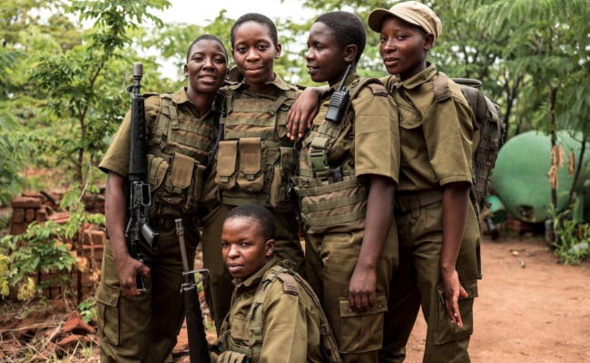 Mujeres vestidas con atuendos militares entrenando para proteger animales en África