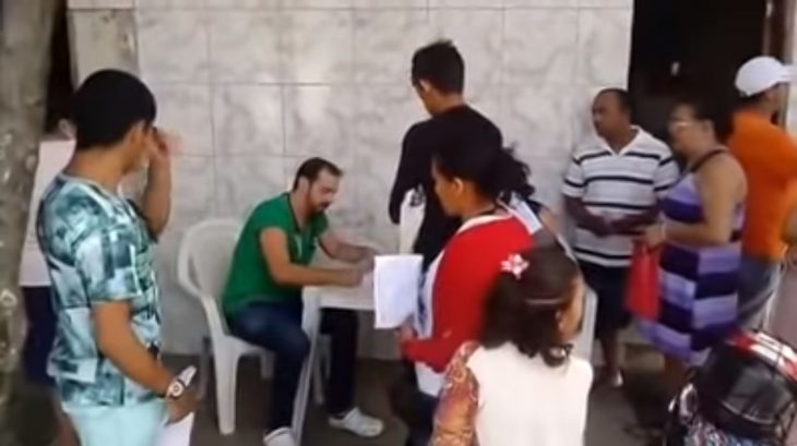 Médico con uniforme atendiendo a pacientes en la calle