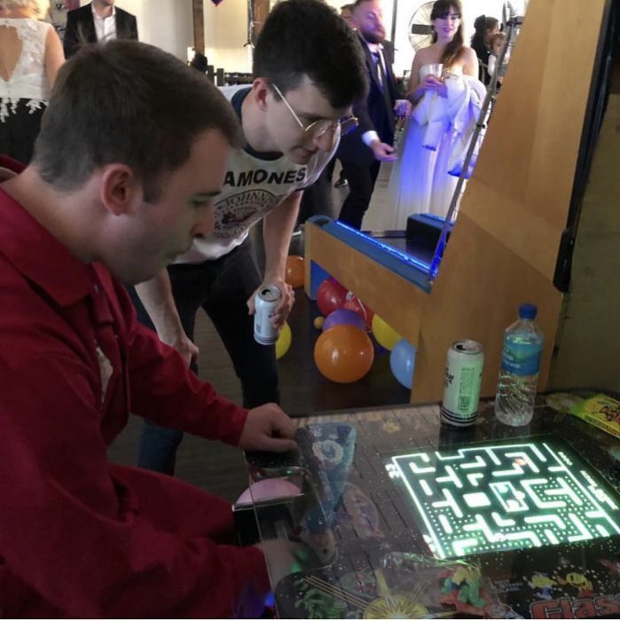 Videojuego de pacman en una boda