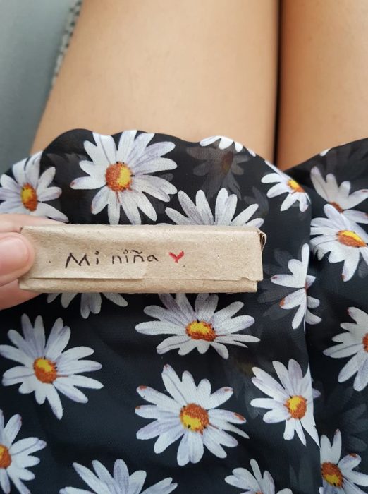 Novio le da regalos sencillos a su novia para hacerla sentir especial