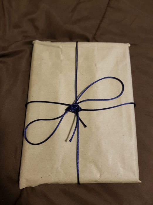 Novio le da regalos sencillos a su novia para hacerla sentir especial