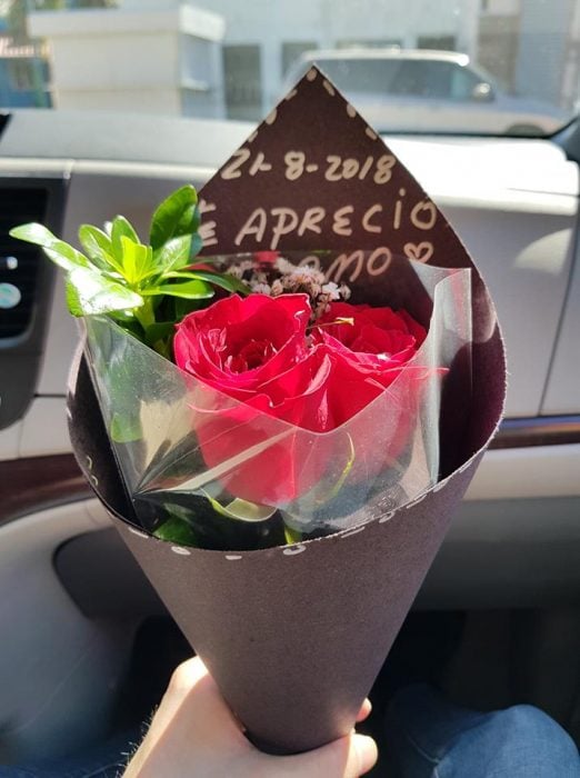 Novio le da regalos sencillos a su novia para hacerla sentir especial