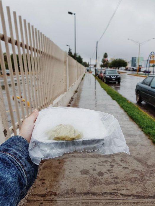 Novio le da regalos sencillos a su novia para hacerla sentir especial