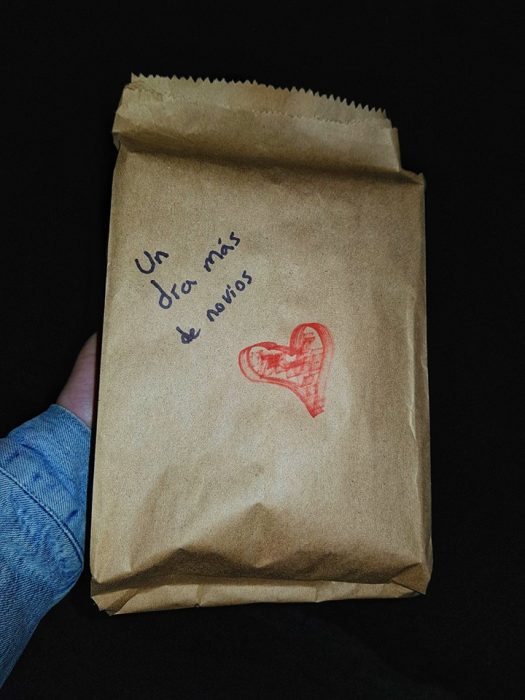 Novio le da regalos sencillos a su novia para hacerla sentir especial