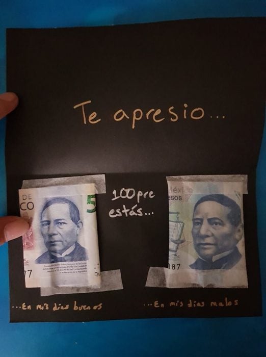 Novio le da regalos sencillos a su novia para hacerla sentir especial