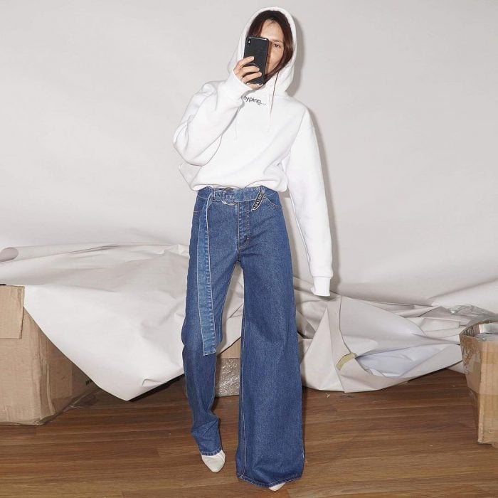Diseñadora de modas crea un pantalón de mezclilla asimétrico