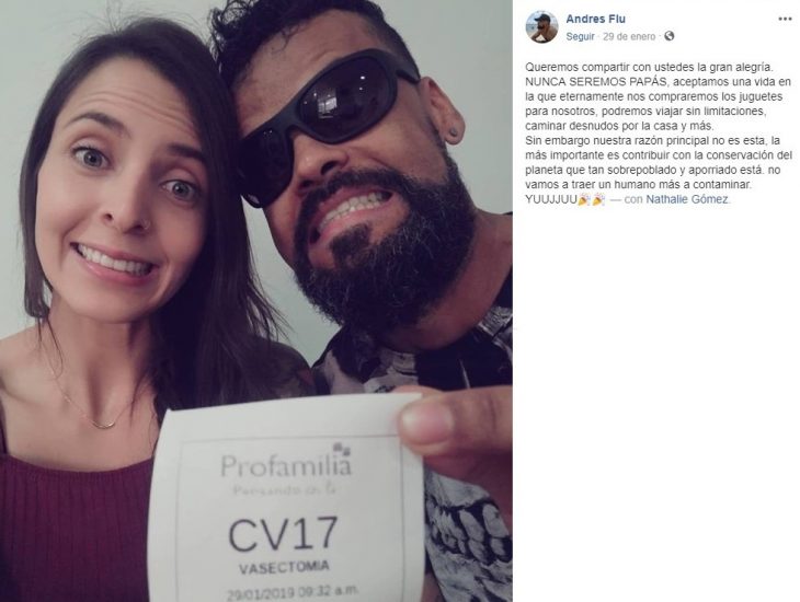 pareja de novios sonriendo felizmente