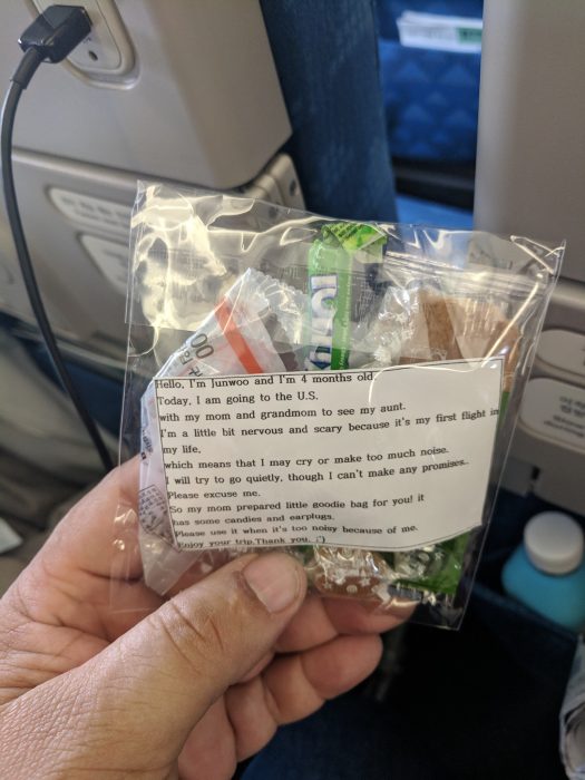 Madre y su bebé viajan en avión y regalan dulces y tapones de oídos