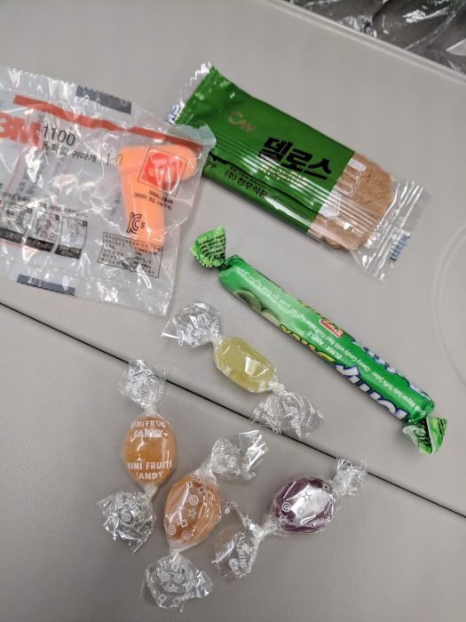 Madre y su bebé viajan en avión y regalan dulces y tapones de oídos