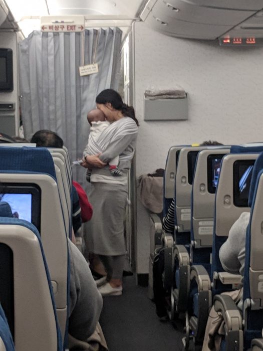 Madre y su bebé viajan en avión y regalan dulces y tapones de oídos