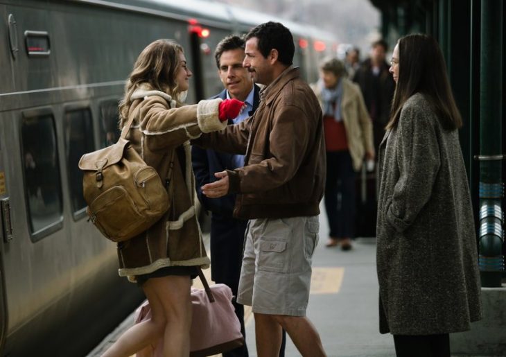 grupo de amigos abrazándose en la estación de tren