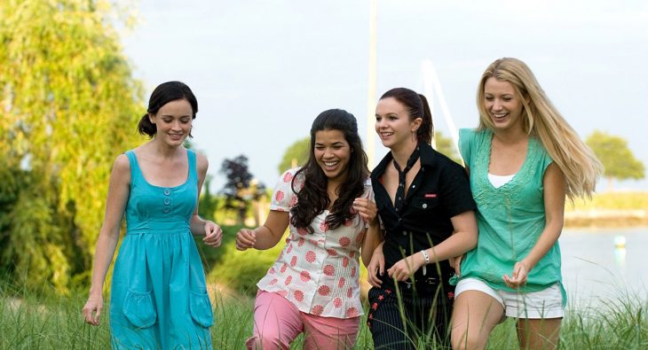 grupo de amigas de paseo por el bosque