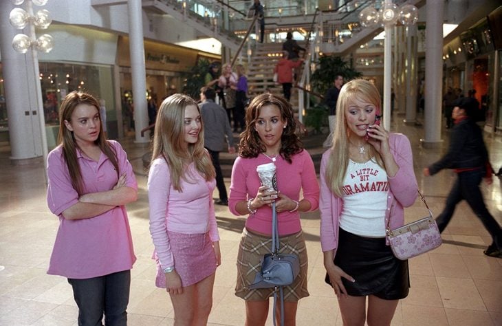 chicas de paseo en el centro comercial