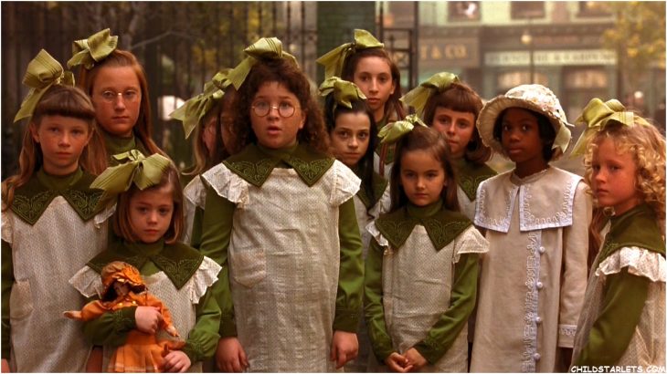 grupo de niñas llevando uniforme verde