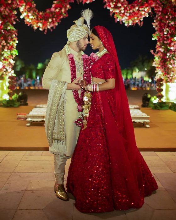 pareja de novios con ropas hindúes 