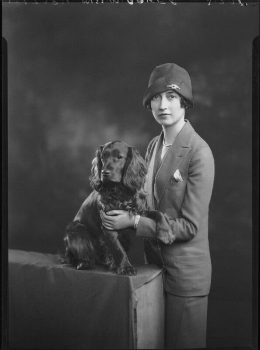 chica acariciando a su perro