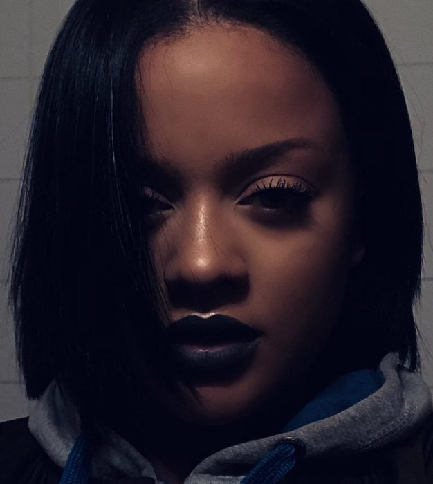 Mujer afroamericana de cabello corto que se parece a Rihanna