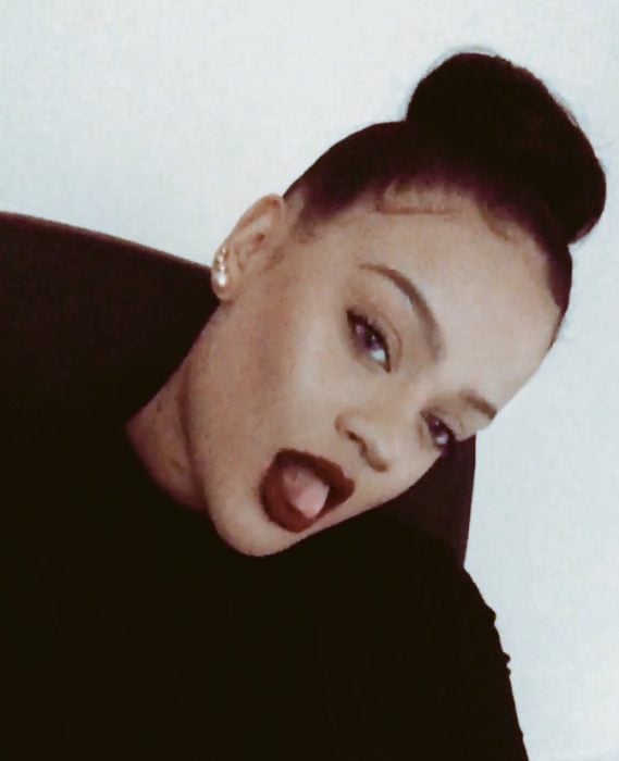 Mujer afroamericana con el cabello agarrado en un chongo que se parece a Rihanna