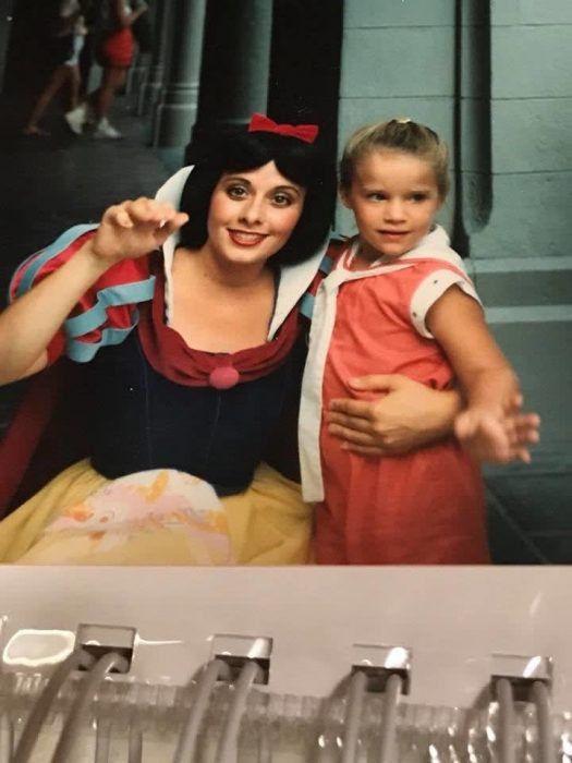 niña abrazando a su princesa favorita Blancanieves