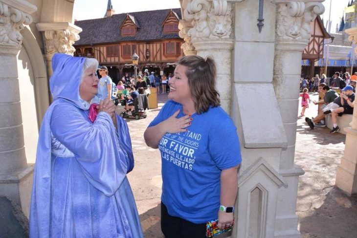 mujeres sorprendidas al mirarse 