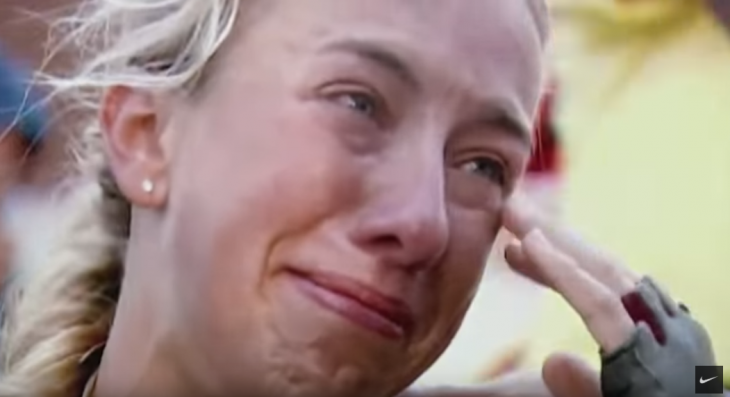 mujer rubia llorando atleta 