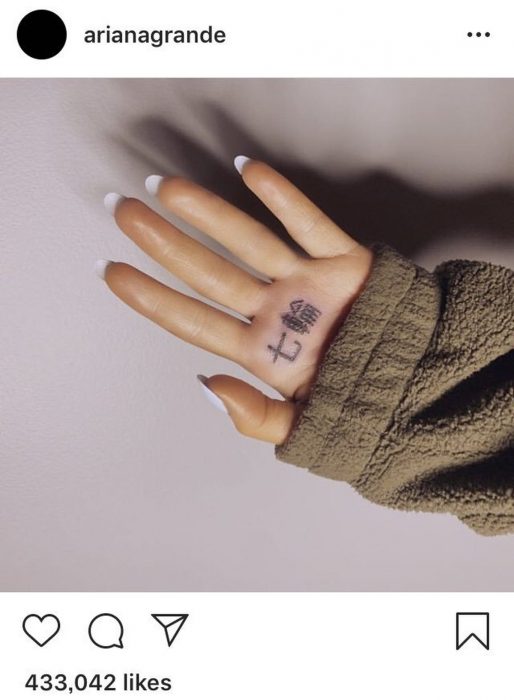 Ariana Grande fue víctima del traductor de Google y escribió mal su tatuaje en japonés que se hizo en la palma de la mano