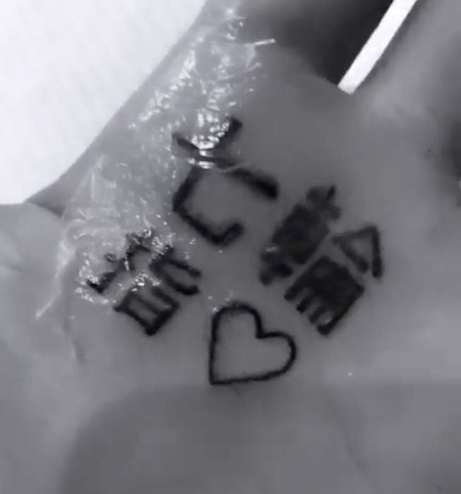 Ariana Grande fue víctima del traductor de Google y escribió mal su tatuaje en japonés que se hizo en la palma de la mano