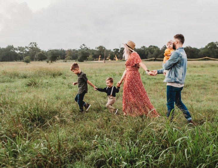 familia paseando en el bosque tomados de la mano