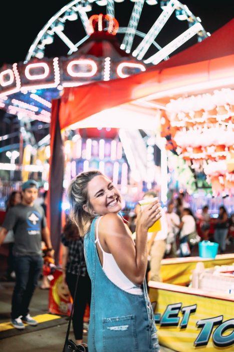 chica de paseo e la feria del pueblo