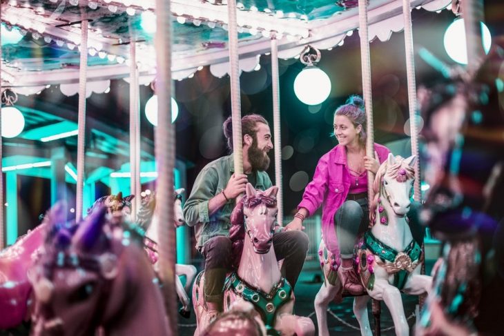 pareja de novios paseando en carrusel 