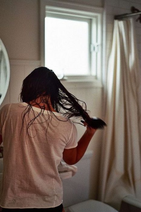 Mujer cepillándose el cabello mojado