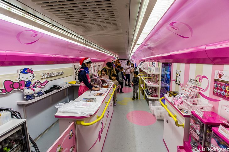 Interior de un tren inspirado en Hello Kitty