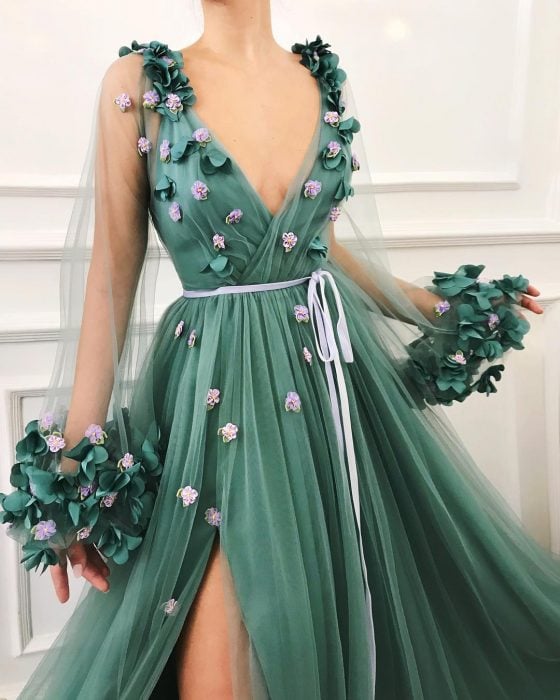 Vestido en corte A, color verde con mangas de tul adornado con flores
