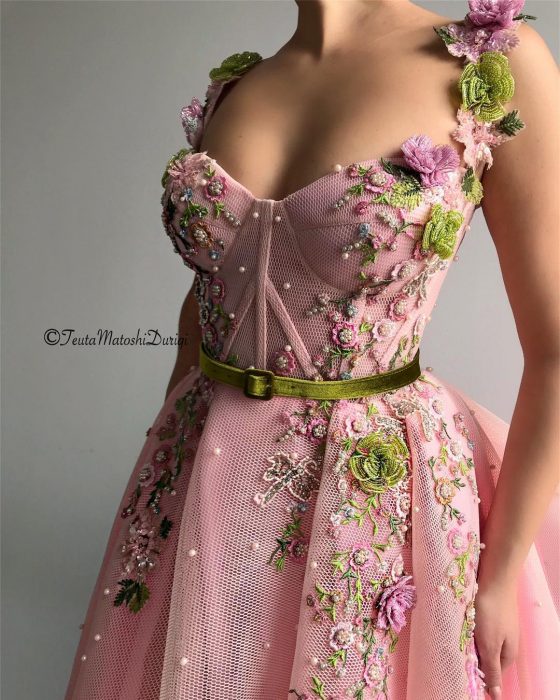 Vestido en corte A, color rosa con corsette adornado con flores y perlas