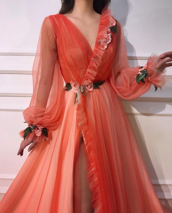 Vestido en corte A, color anaranjado adornado con flores y mangas de tul