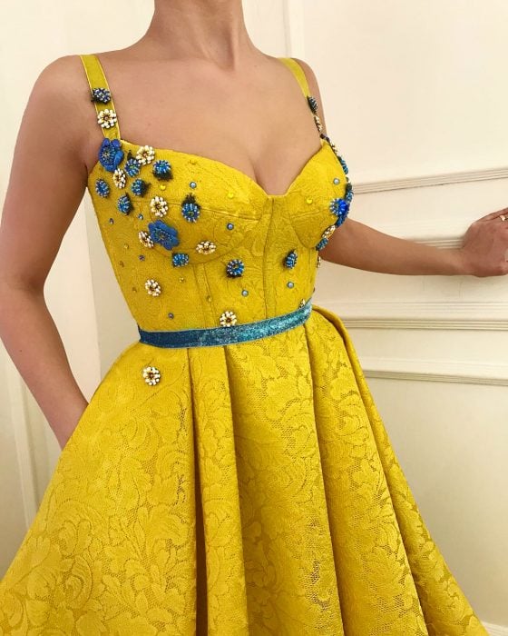 Vestido en corte A, color amarillo con adornos de flores azules