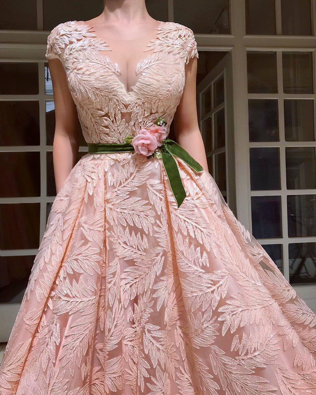 de modas confecciona hermosos vestidos floreados