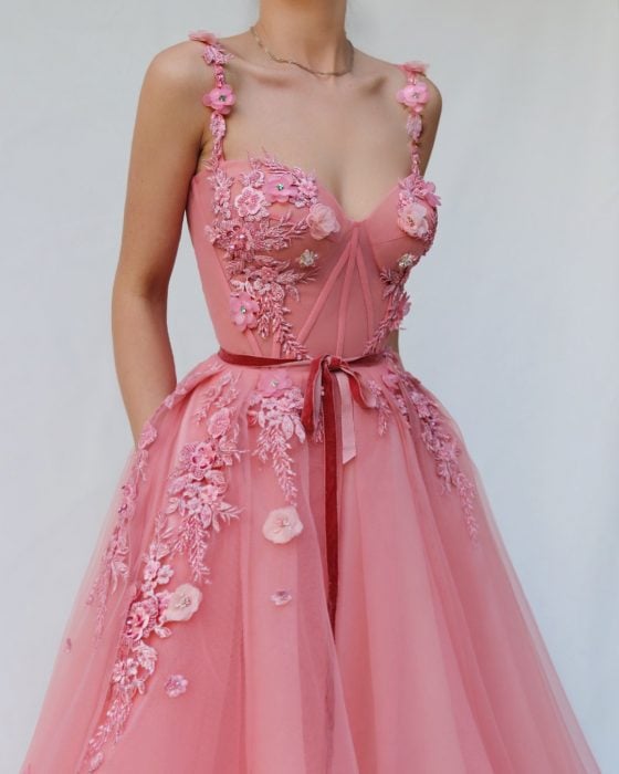 Vestido en corte A, color rosa con corsette y adornos de flores