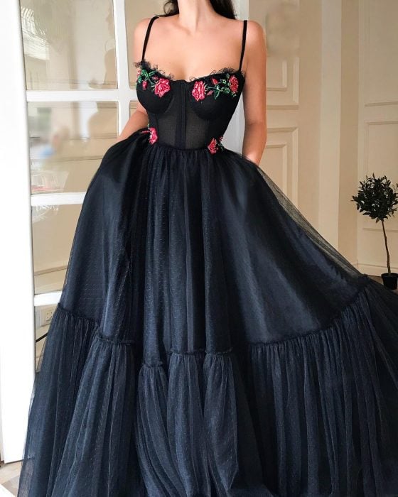 Vestido en corte A, color negro con corsette y adornos de flores rojas