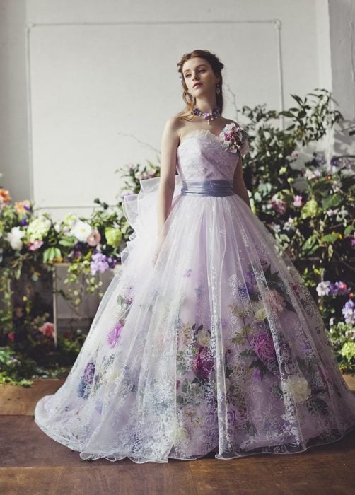 Chica con vestido para XV años de corte princesa estilo vintage color morado con detalles de flores