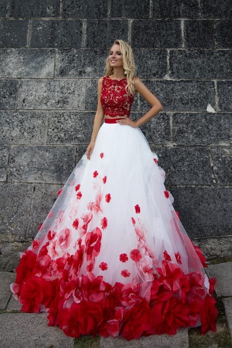 Chica con vestido para XV años de corte princesa color blanco y rojo con flores y encaje
