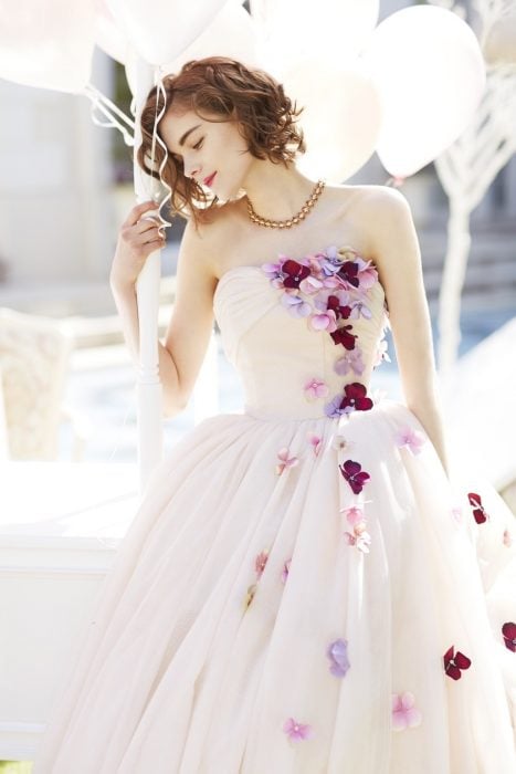 Chica con vestido para XV años de corte princesa color perla con flores