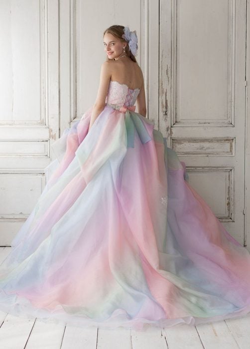 Chica con vestido para XV años de corte princesa de colores pastel